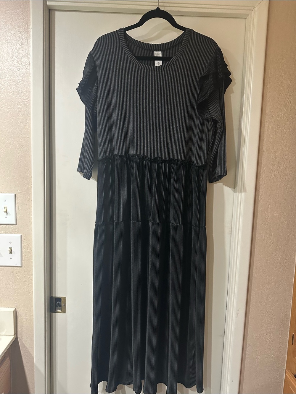 Women’s Stylish Black Ribbed Maxi Dress with Pleated Skirt
